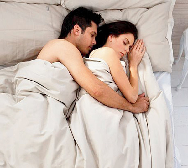 Симпатичная женушка перед сном занимается любовью с мужем