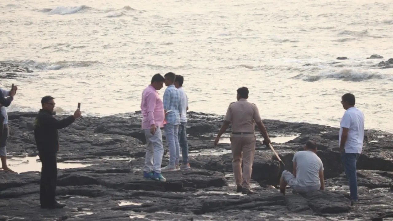 बैंडस्टैंड पर अनहोनी होने से पहले मुंबई पुलिस ने भीड़ को समुद्र तट से हटाया. 