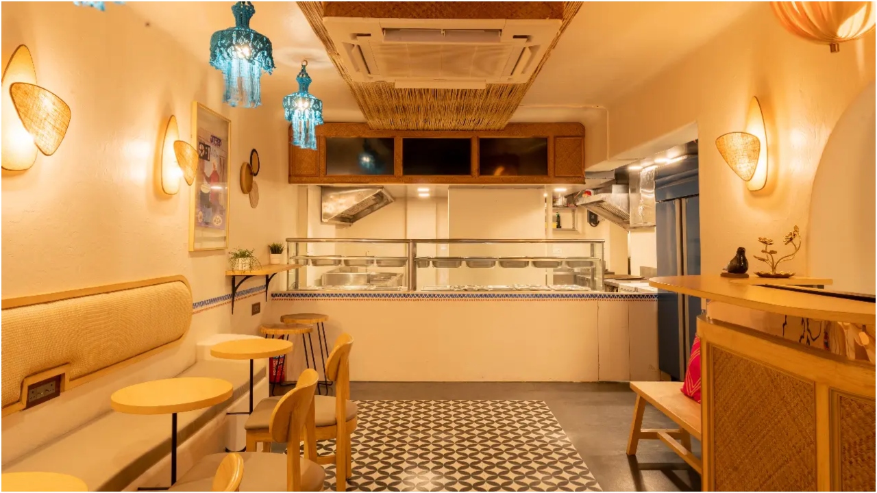रेस्तरां का ठाठदार और जीवंत माहौल एक पाक यात्रा के लिए आदर्श सेटिंग प्रदान करता है जो परंपरा को नवीनता के साथ जोड़ता है.