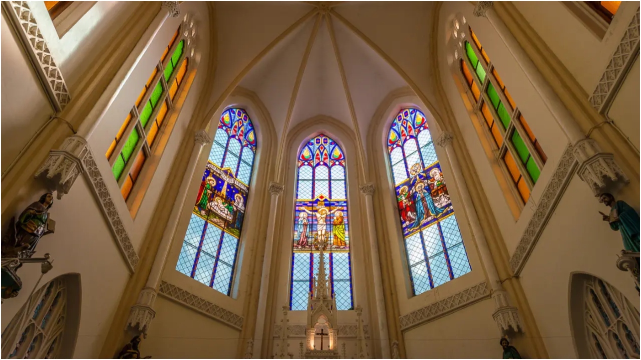 भायखला में हमारा लेडी ऑफ ग्लोरी चर्च, जिसे ग्लोरिया चर्च भी कहा जाता है, रंगा हुआ ग्लास और विशेष रूप से यीशु के जन्म को एक अलग तरीके से दर्शाता है. ग्लोरिया चर्च में, अभयारण्य में मुख्य पैनलों में से एक जन्म दृश्य है. आइंस्ले लुईस, जो उन वास्तुकारों में से एक हैं जिन्होंने 2019 में डेविड कार्डोज़ के साथ इसे बहाल करने में मदद की, कहते हैं कि उन्होंने इन सभी ग्लासों और पैनल को बहाल कर दिया. यह एक सुंदर प्रकार का पैनल है जो कि पेंटेड ग्लास के साथ है. कलाकार वास्तव में कांच पर पेंटिंग करते हैं और उसमें आग लगाते हैं ताकि पेंट उसमें समा जाए.