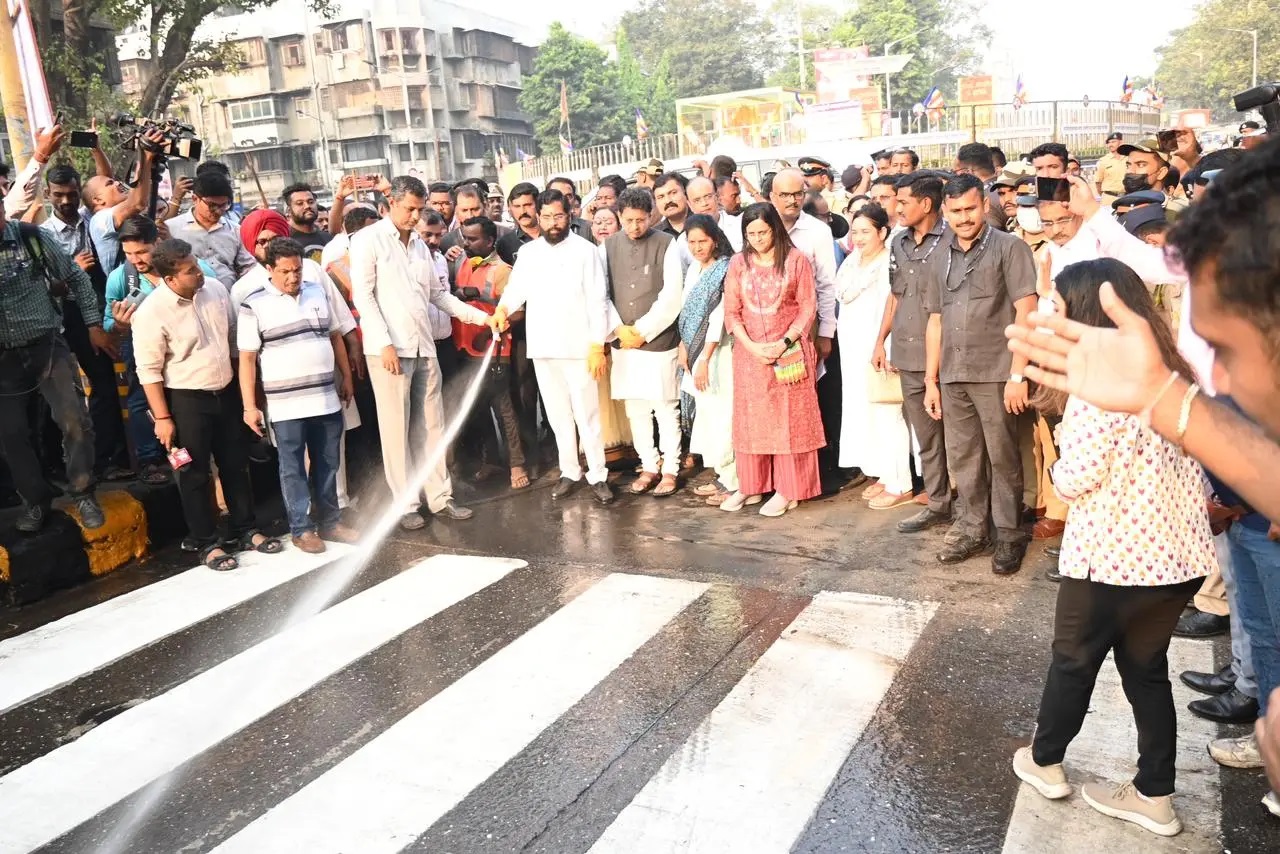 मुख्यमंत्री एकनाथ शिंदे ने मुंबई में बेहद खास अंदाज में सफाई अभियान चलाया. उन्होंने धारावी, ग्रांट रोड, मालाबार हिल, पेडर रोड जैसे इलाकों में इस अभियान की शुरुआत की.