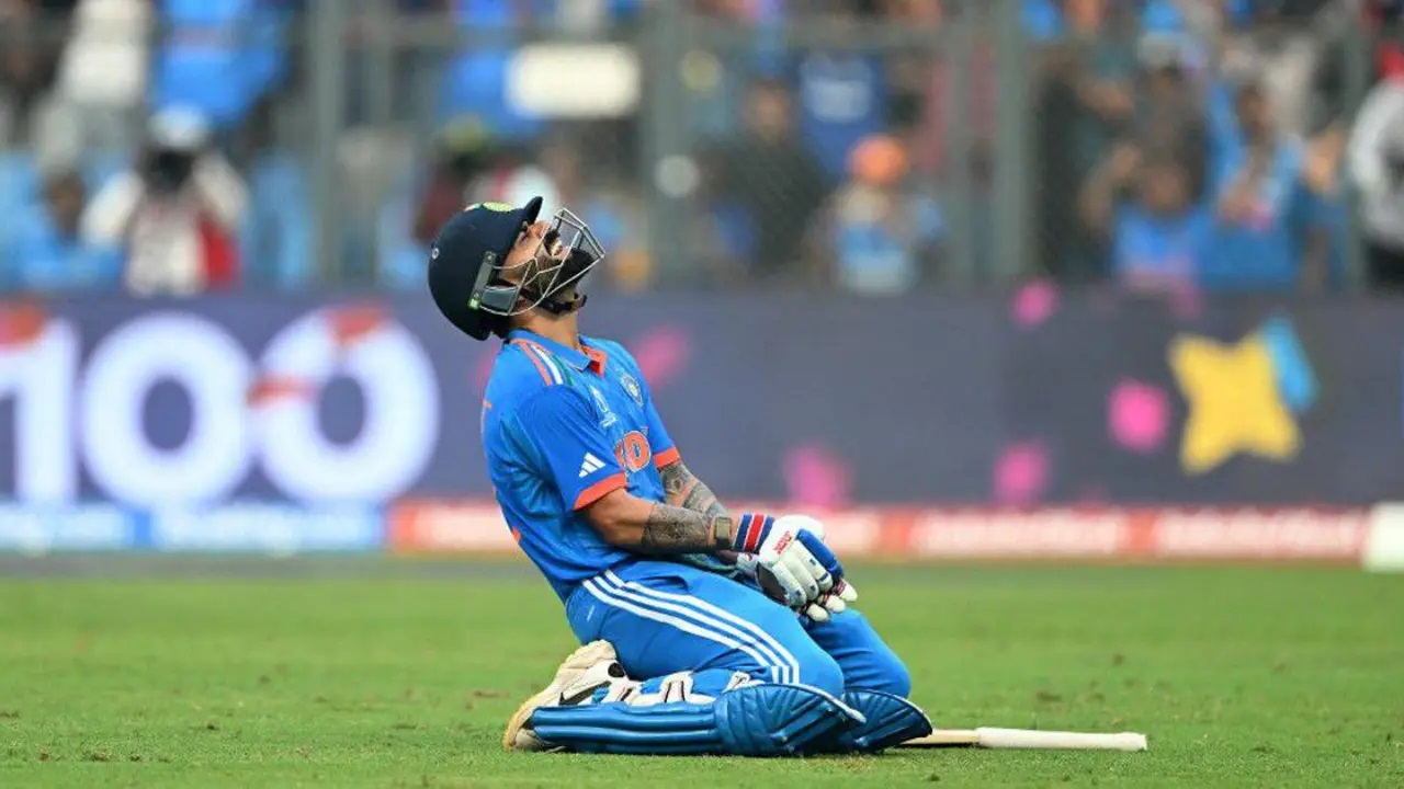 आईसीसी विश्व कप 2023 पहला सेमीफाइनल: भारत बनाम न्यूजीलैंड
वानखेड़े स्टेडियम में भारत और न्यूजीलैंड के बीच आईसीसी विश्व कप 2023 के सेमीफाइनल मुकाबले में विराट कोहली ने इतिहास रचा. भारतीय कप्तान रोहित शर्मा ने टॉस जीतकर कीवी टीम के खिलाफ पहले बल्लेबाजी करने का फैसला किया. कप्तान रोहित टीम को बेहतरीन शुरुआत देने के बाद आउट हो गए जबकि शुभमन गिल 79 रन बनाकर रिटायर हर्ट हो गए. भारत के धुरंधर बल्लेबाज विराट कोहली ने न्यूजीलैंड के खिलाफ रिकॉर्ड तोड़कर शतक जड़ दिया. अपने बचपन के हीरो सचिन तेंदुलकर को नमन करते हुए कोहली ने अपने शतक का जश्न तेंदुलकर के घरेलू मैदान पर मनाया. इसके बाद भारत ने 397 रन का लक्ष्य रखा. न्यूजीलैंड के बल्लेबाज डेरिल मिशेल ने अपनी टीम को सेमीफाइनल में जीत दिलाने के लिए अपना सर्वश्रेष्ठ प्रदर्शन किया, लेकिन बाद में मोहम्मद शमी ने उन्हें आउट कर दिया. उस दिन, भारत के स्टार तेज गेंदबाज शमी ने सात विकेट हासिल किए और 