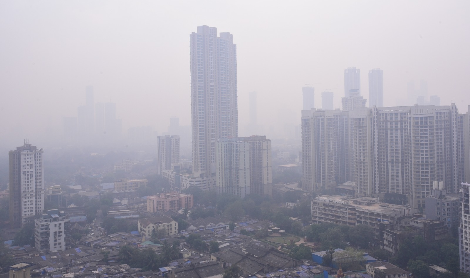 मुंबई में हवा की गुणवत्ता में भी गिरावट दर्ज की जा रही है.