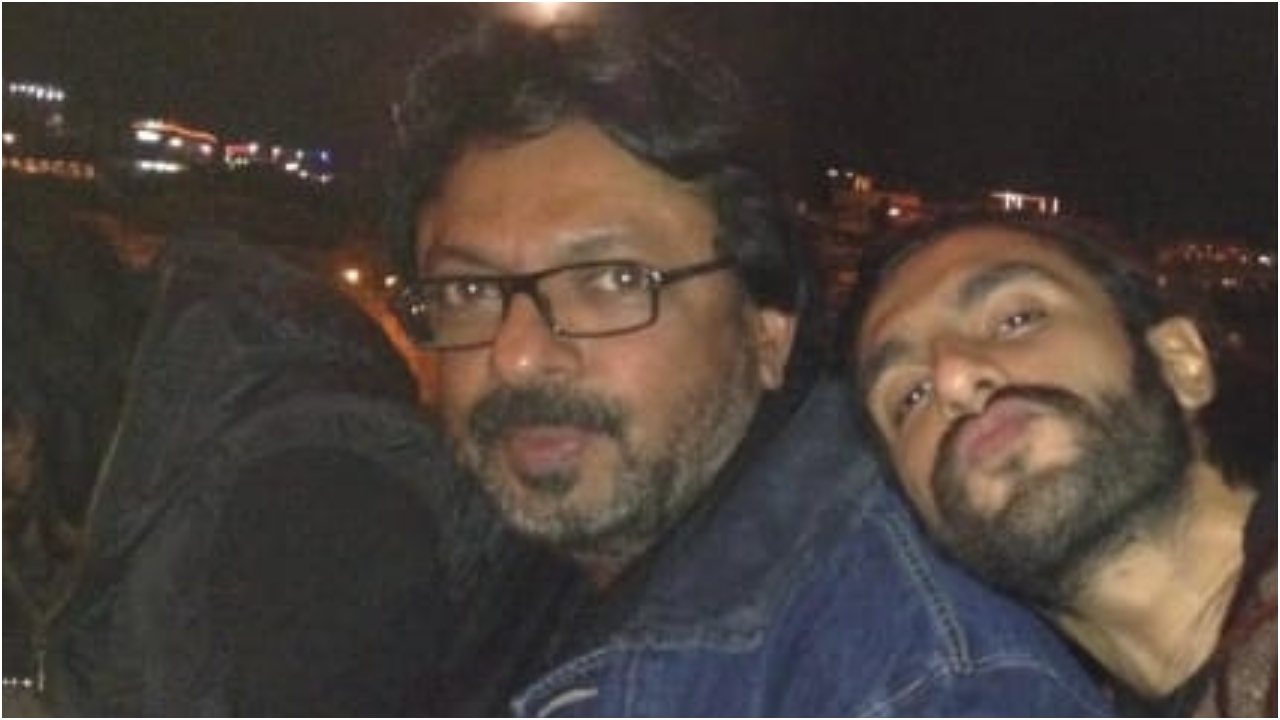 कुछ तस्वीरों में रणवीर अपने पसंदीदा निर्देशक संजय लीला भंसाली के साथ पोज देते नजर आ रहे हैं. 