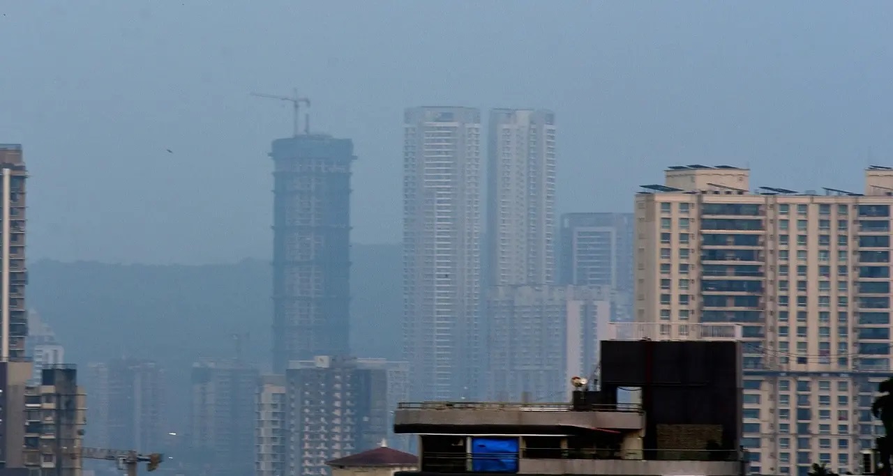 केंद्रीय प्रदूषण नियंत्रण बोर्ड (सीपीसीबी) द्वारा मैप किए गए एक्यूआई डेटा से पता चला कि मुंबई, बीकेसी, भायखला, मलाड पश्चिम क्षेत्रों के कुल 22 स्टेशनों में से 12 नवंबर को क्रमशः 207, 209 और 216 पर एक्यूआई के साथ `खराब` वायु गुणवत्ता दर्ज की गई.