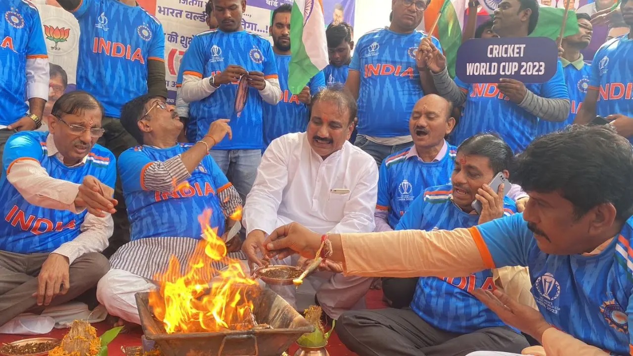 वर्ल्ड कप फाइनल में ``मेन इन ब्लू`` की जीत के लिए प्रार्थना करते समय नेता सहित प्रतिभागियों ने टीम इंडिया की जर्सी पहनी थी.