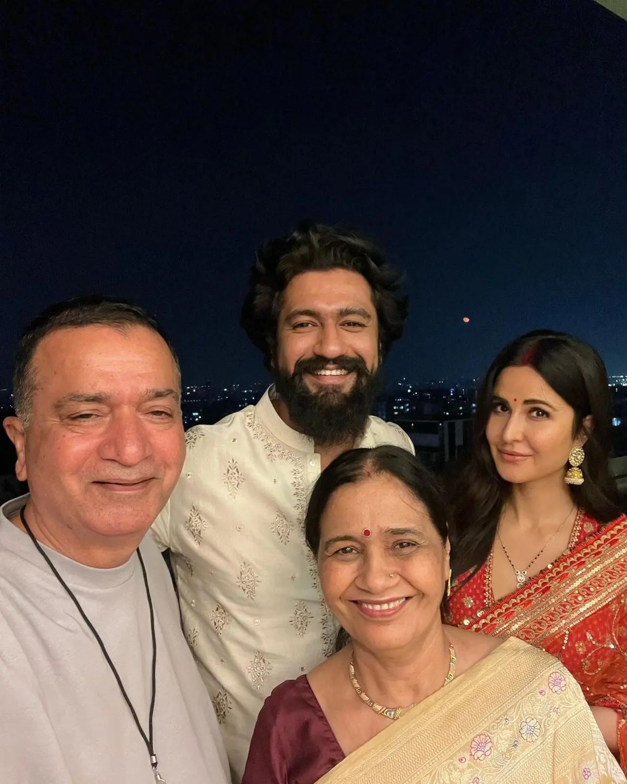 विक्की और कैटरीना अपने पूर्व माता-पिता के साथ पोज़ देते हुए, जब वे सभी अपने मुंबई स्थित घर पर त्योहार मना रहे थे.