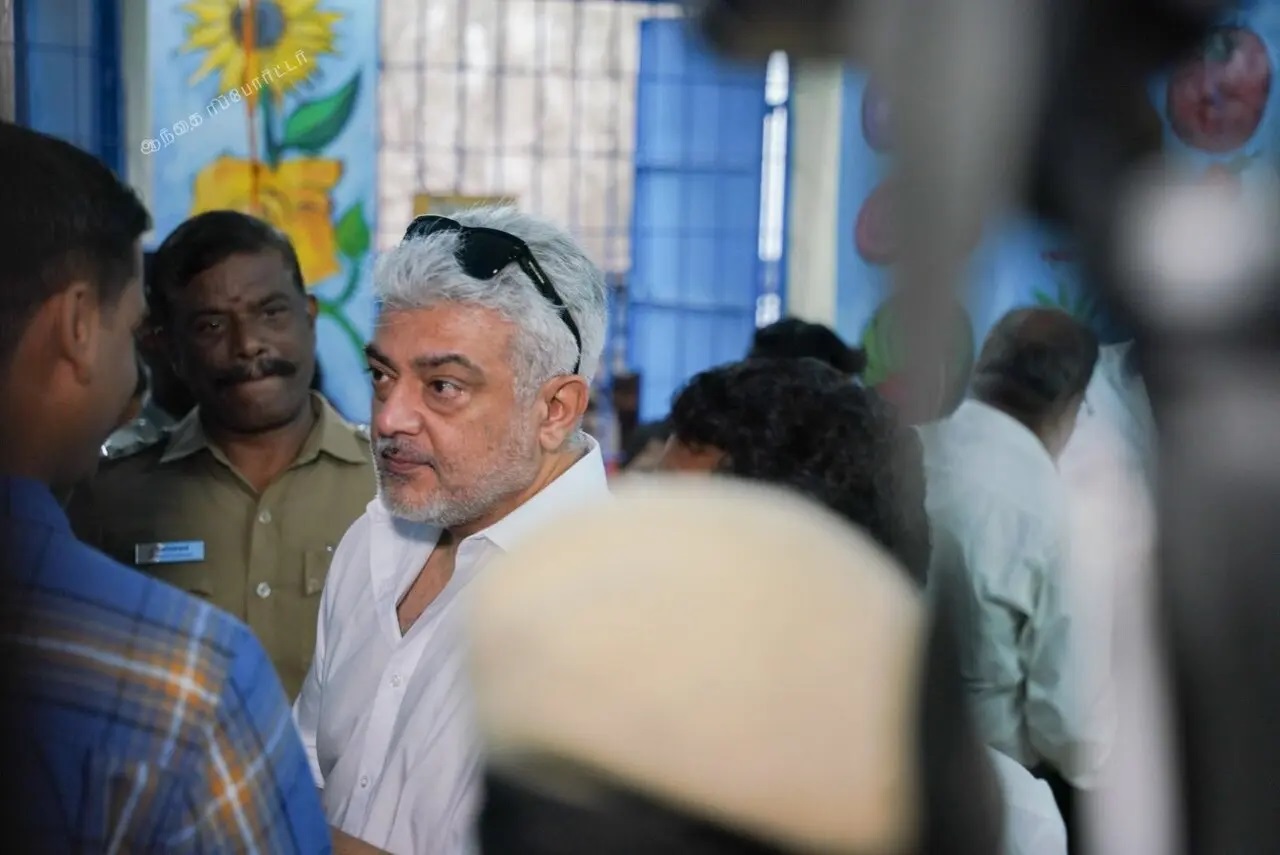 अभिनेता अजित कुमार चेन्नई के तिरुवनमियु मतदान केंद्र पर शुक्रवार सुबह मतदान करने पहुंचे.