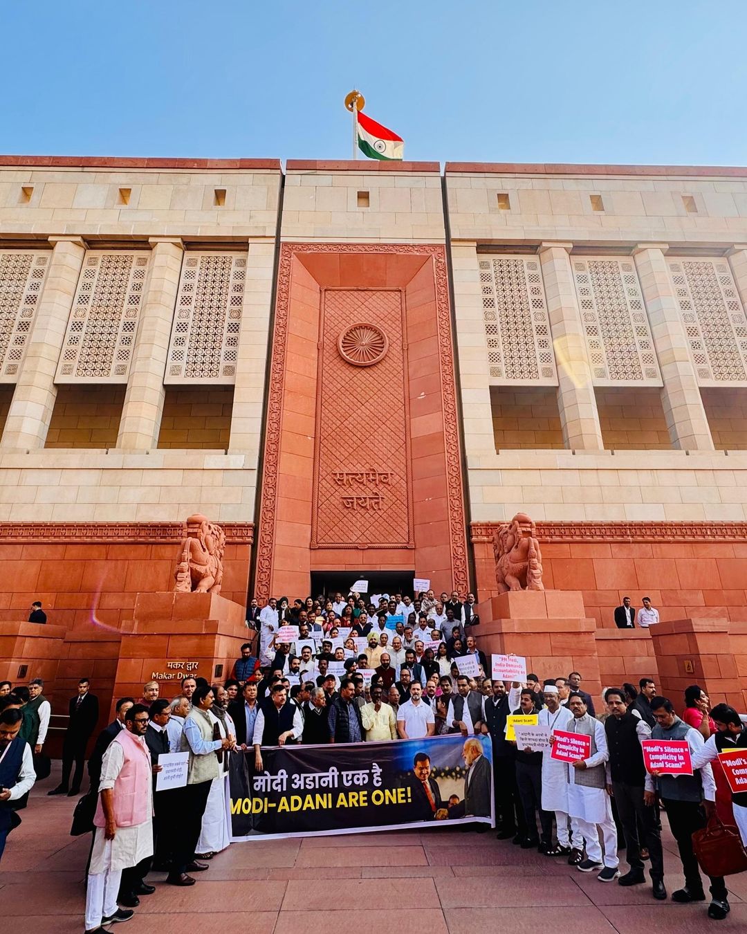 विपक्षी नेता यह कहते हुए प्रधानमंत्री नरेंद्र मोदी पर भी निशाना साधते हैं कि अडानी और मोदी के बीच करीबी संबंधों के कारण इस मामले को दबाया जा रहा है. 