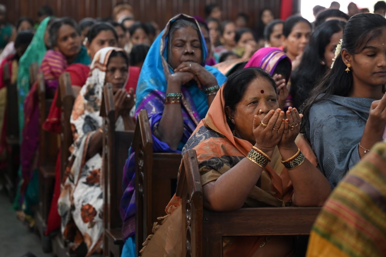 चर्च परिसर में चारों ओर प्रसाद वितरण के लिए स्टॉल लगाए गए थे, जहां श्रद्धालु केक, वाइन और अन्य प्रसाद ग्रहण कर रहे थे. 