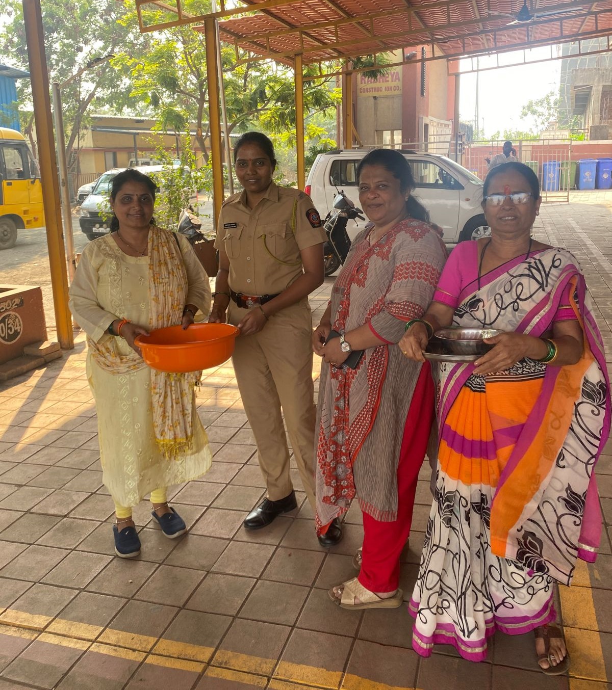 इसके अलावा शिव सेना (यूबीटी) की महिला कार्यकर्ताओं ने नायगांव परेरा नगर स्थित पुलिस डिविजन में जाकर वहां मौजूद पुलिस महिला अधिकारी को हल्दी कुंकू का सम्मान दिया.