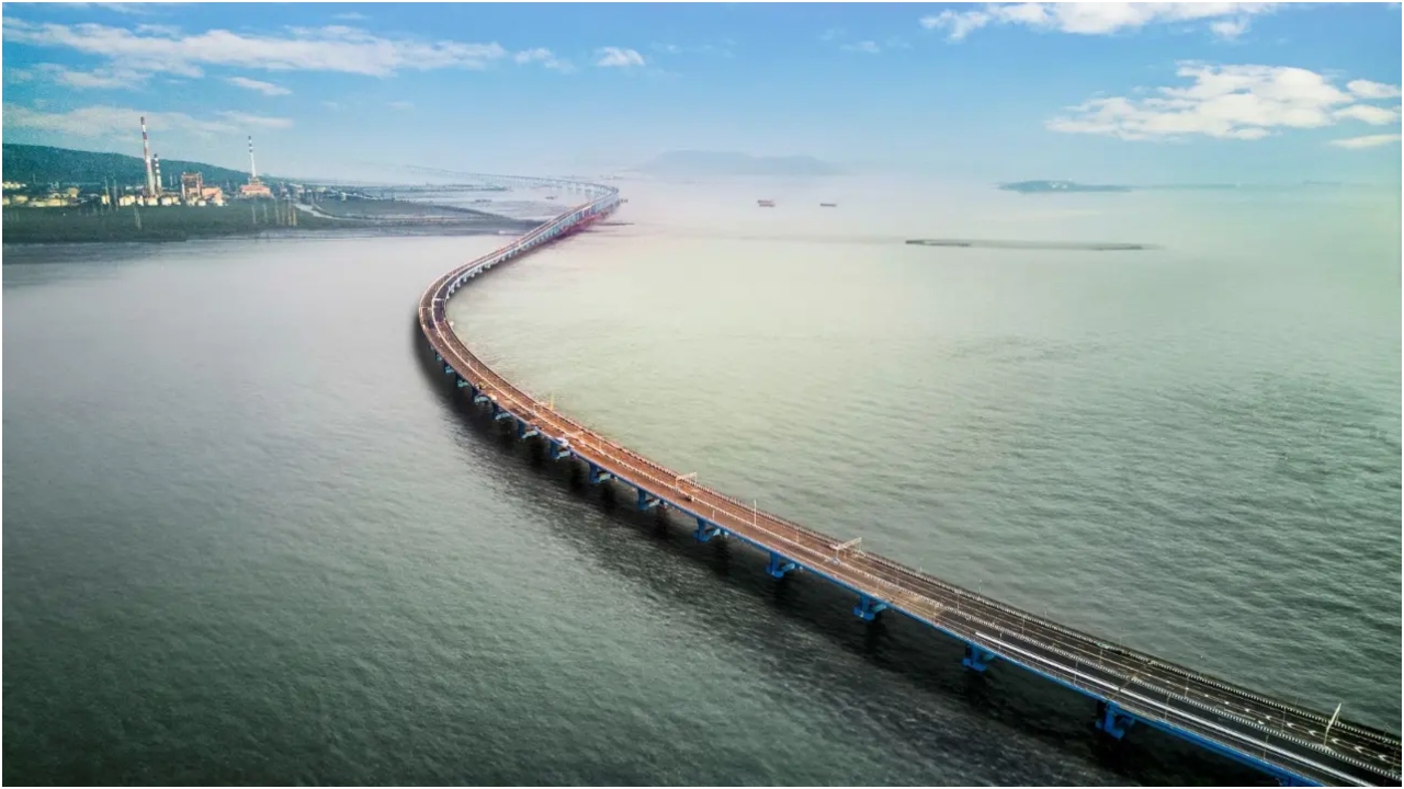 मुंबई ट्रांस हार्बर लिंक (MTHL) रोड ब्रिज मुंबई को नवी मुंबई से जोड़ता है. यह भारत का सबसे लंबा समुद्री पुल है. यह पुल दक्षिण मुंबई के सेवरी में शुरू होगा और एलिफेंट द्वीप के उत्तर में ठाणे क्रीक को पार करेगा और न्हावा शेवा के पास चिरले गांव में पूरा होगा.