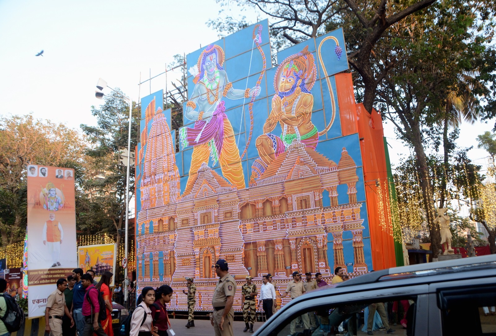 इसके साथ ही शहर में श्रीराम का विशाल पोस्टर भी दिखाई दिया.