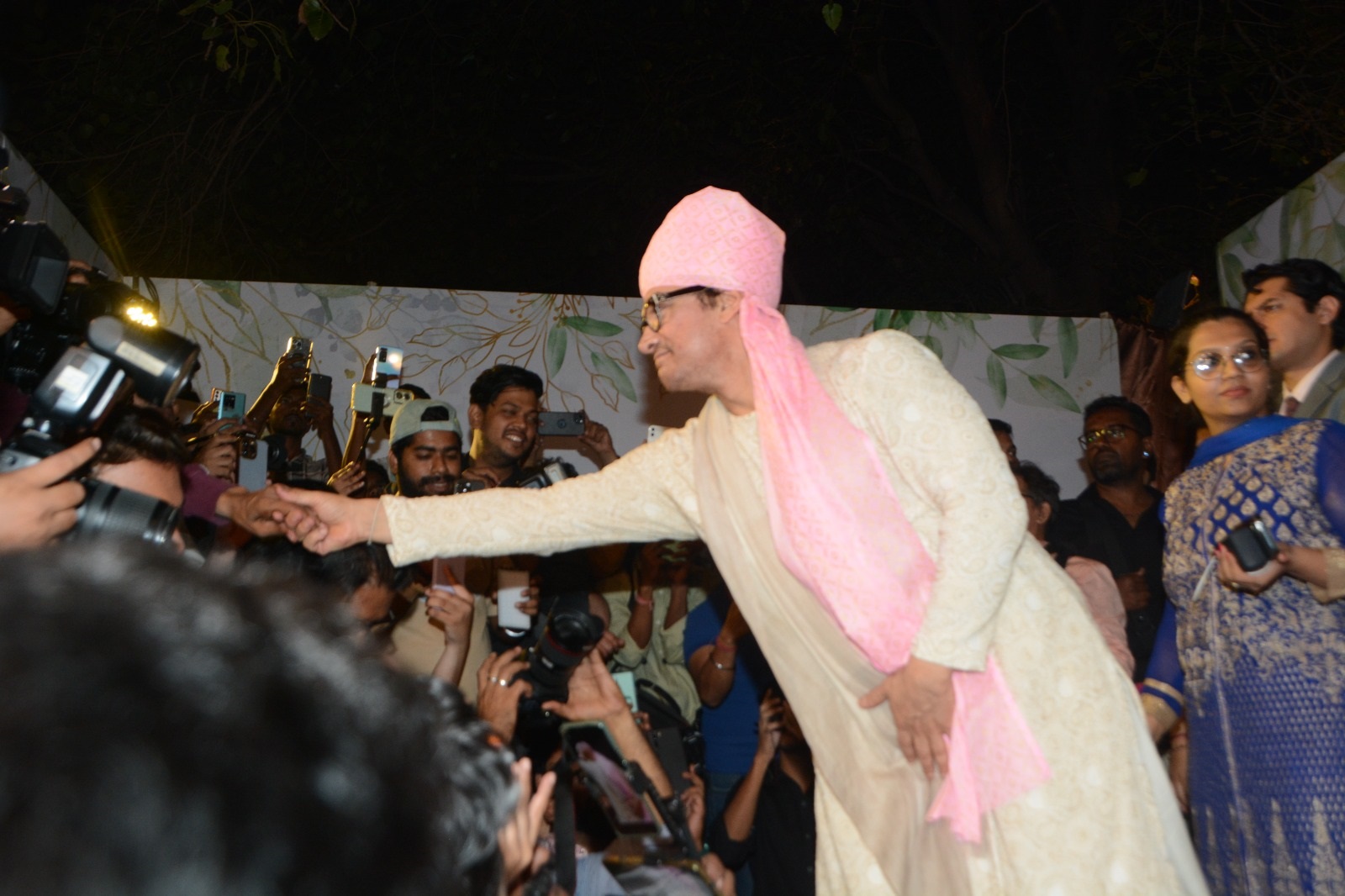 आमिर खान इस दौरान मीडिया को शुक्रिया भी करते दिखाई दिए. 