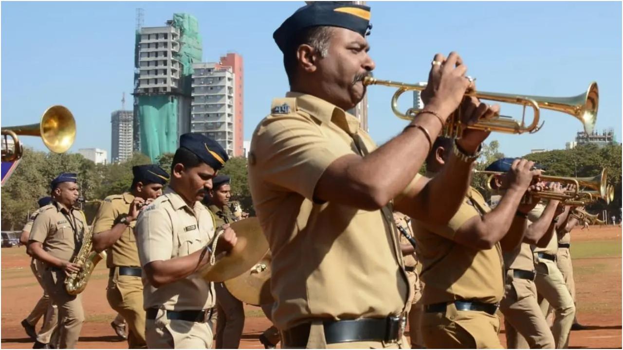 आगामी भारतीय गणतंत्र दिवस परेड के लिए मुंबई के दादर स्थित शिवाजी पार्क में मुंबई पुलिस के जवानों की रिहर्सल चल रही है.
