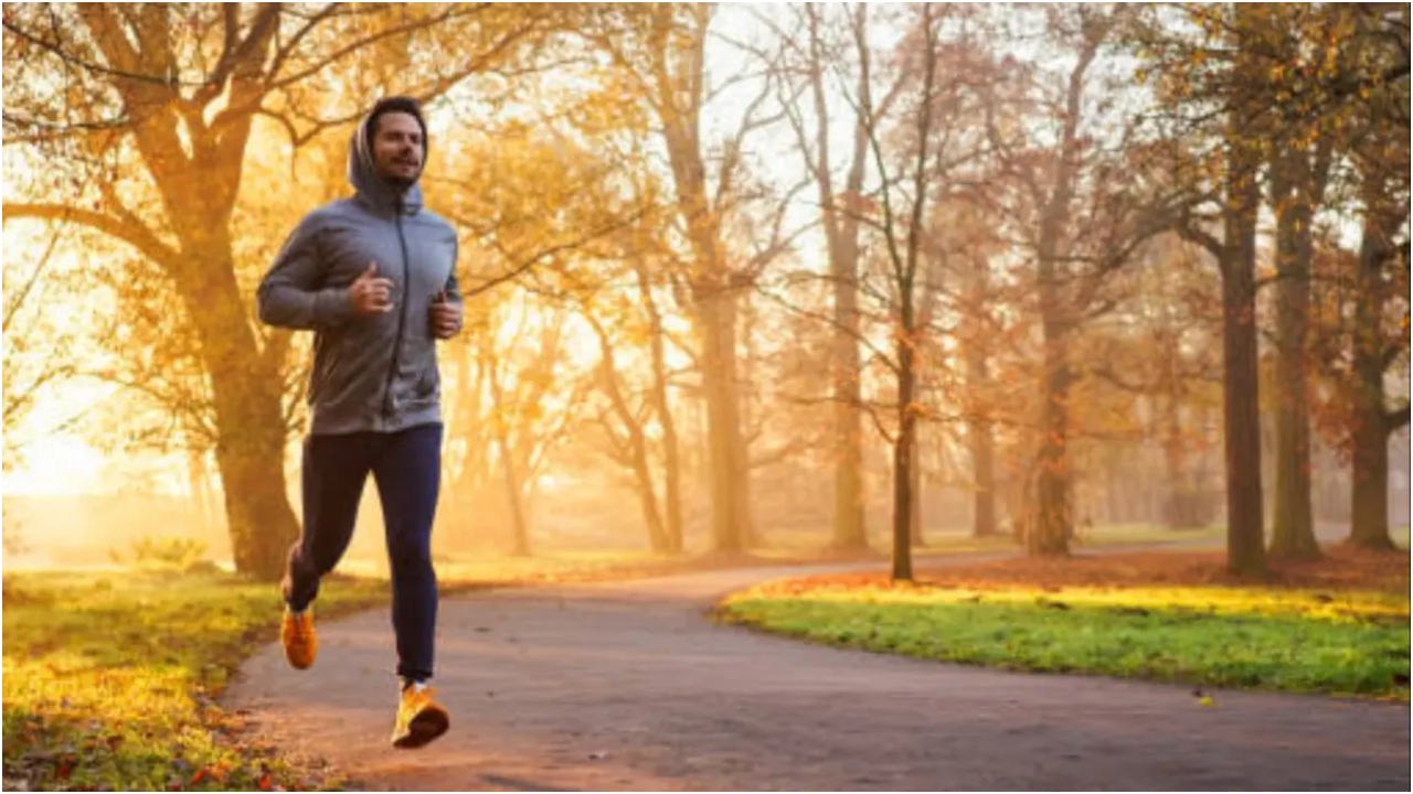 2. दिन के बजाय सुबह दौड़ने जाएं यह न केवल दिन के लिए सही माहौल तैयार करता है बल्कि व्यक्ति को सक्रिय रहने में भी मदद करता है.