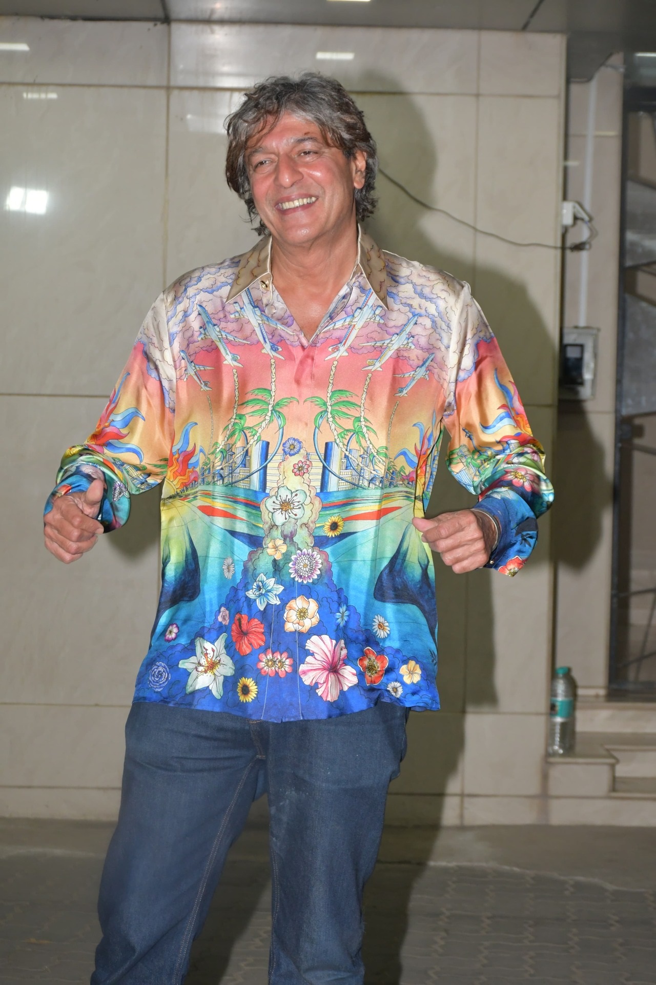 अभिनेता चंकी पांडे भी पार्टी में मल्टी कलर शर्ट और ब्लू डेनिम पैंट पहन दिखाई दिए.