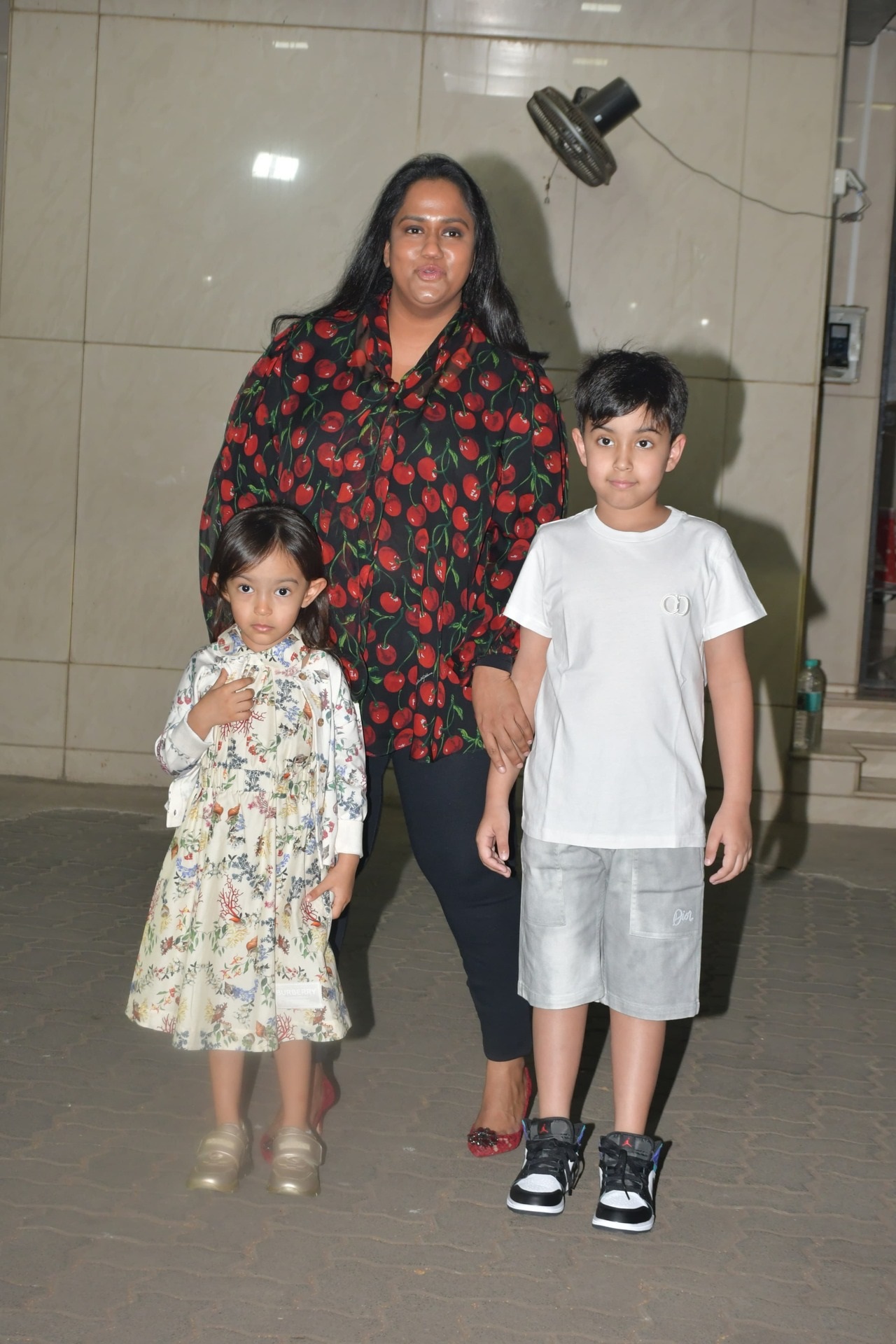 पार्टी में अर्पिता खान शर्मा अपने दोनों बच्चों के साथ दिखाई दी. 