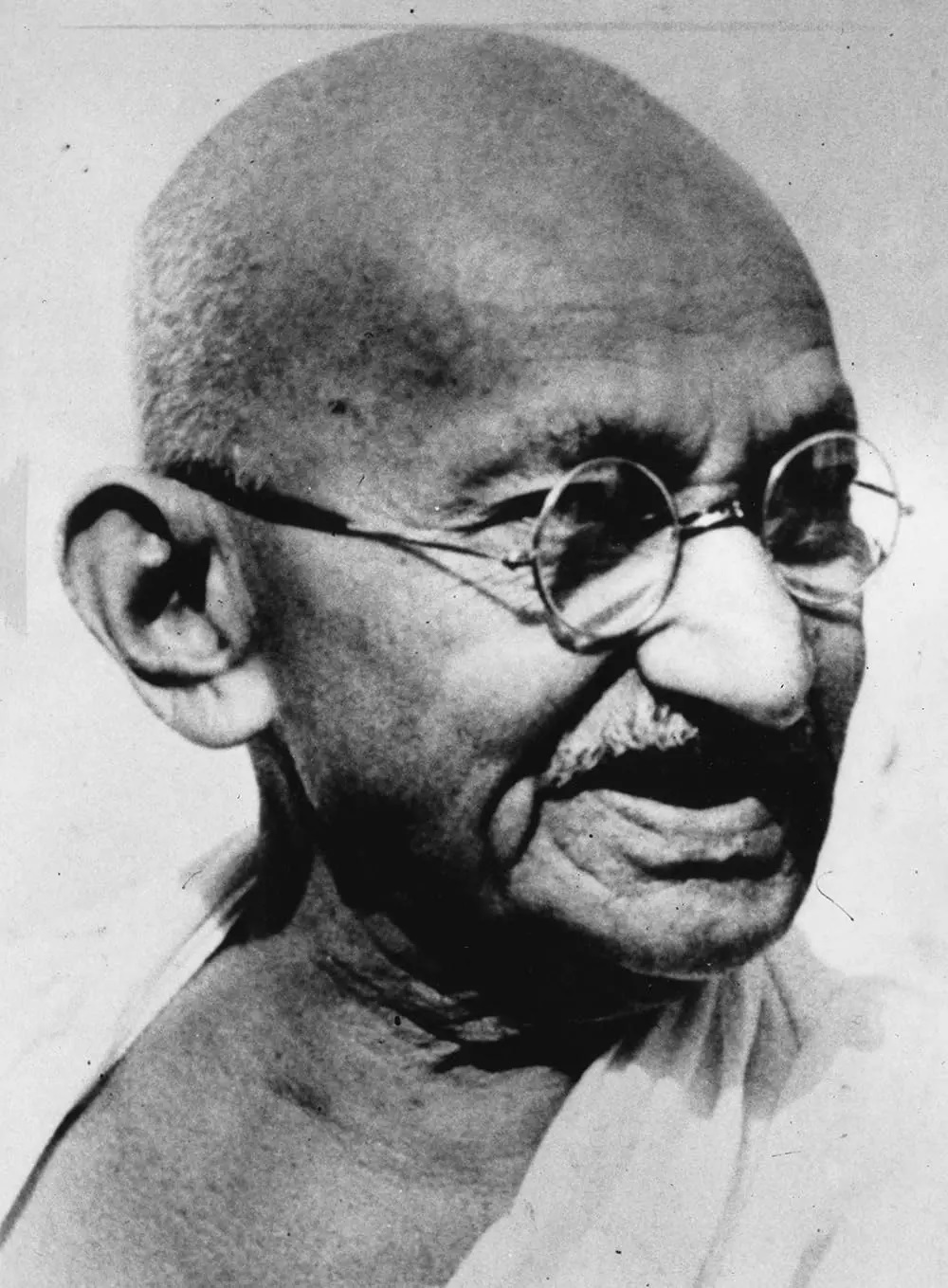 महात्मा: गांधी का जीवन, 1869-1948 (1968)
एक श्वेत-श्याम वृत्तचित्र, जो मुख्य रूप से गांधीजी के अपने शब्दों का उपयोग करते हुए, सत्य की खोज का वर्णन करता है. यह देखना सचमुच एक आश्चर्य है.