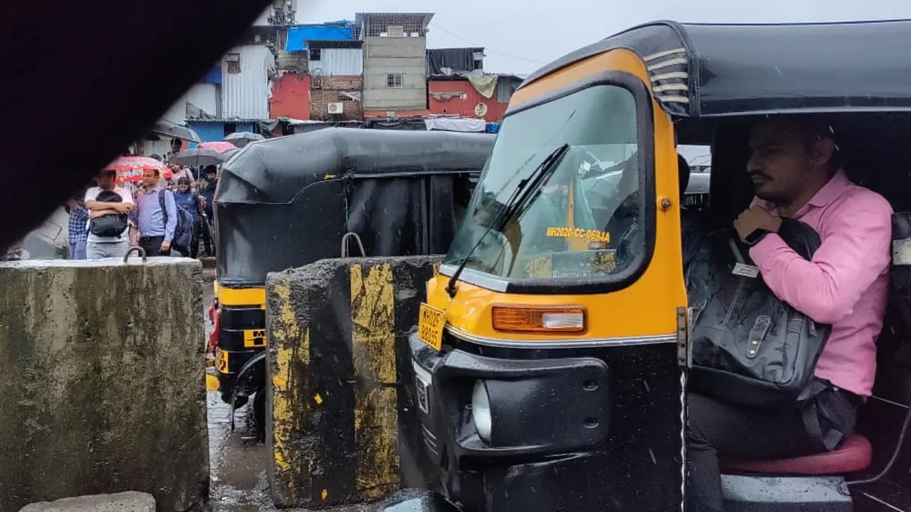 साथ ही पश्चिमी लाइन पर स्थित विरार लोकल ट्रेन या मध्य लाइन पर कलवा, मुंब्रा और उससे आगे से यात्रा करने वाले यात्रियों को अराजकता का सामना करना पड़ता है. लोगों को न केवल गड्ढों और बाढ़ से बचना पड़ता है बल्कि अपने कार्यालयों की ओर जाने वाले एक ऑटो-रिक्शा को पाने के लिए सड़क पर दौड़ना भी पड़ता है. जैसे ही वे ट्रैफिक पुलिस से बचते हैं, लोग अंतिम चौथी सीट पाने के लिए दौड़ते रहते हैं.