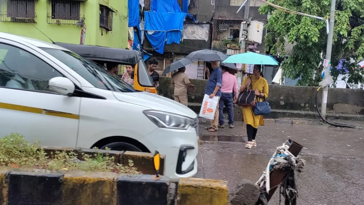 पश्चिमी हिस्से, जिसे ‘Queen of Suburbs’.के नाम से जाना जाता है, की तुलना में बेहद अलग है. दुर्भाग्यवश, जब से बांद्रा ईस्ट एक व्यावसायिक हब (business district extending) बन गया है. जो बांद्रा कुर्ला कॉम्प्लेक्स तक फैला है, ऐसा में ट्रैवलिंग करना नावपूर्ण हो गई है क्योंकि लोग संकरी सड़कों पर इधर-उधर भागते दिखाई देते है. 