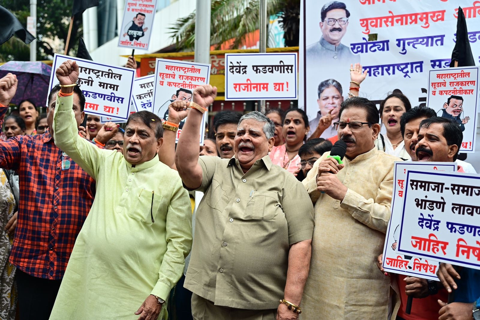 महाराष्ट्र कांग्रेस अध्यक्ष नाना पटोले और शिवसेना (यूबीटी) नेता संजय राउत ने अनिल देशमुख के आरोपों को सही ठहराया है. उद्धव सरकार में राज्य के गृह मंत्री रहे देशमुख ने 24 जुलाई को डिप्टी सीएम पर कई आरोप भी लगाए हैं.