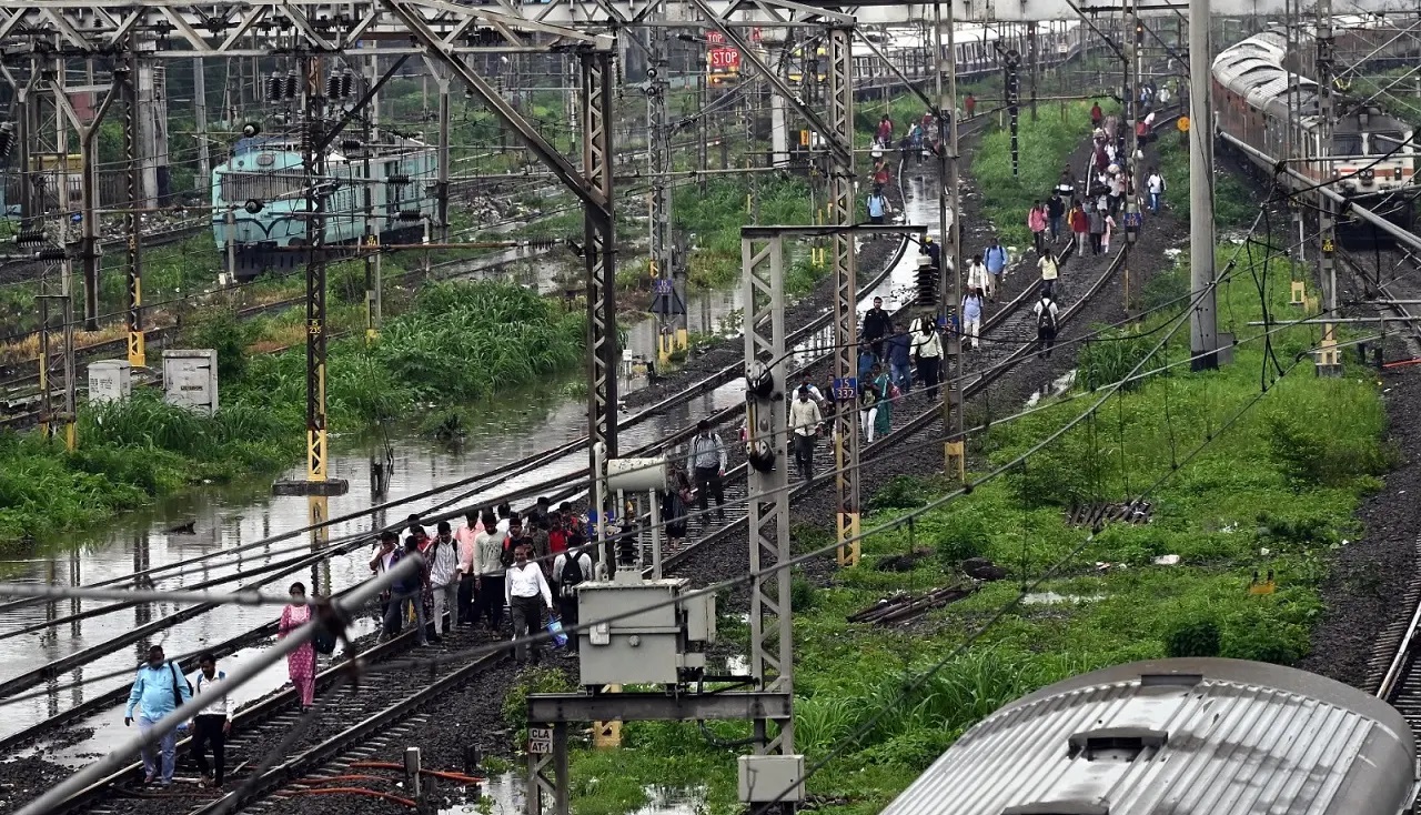 पश्चिमी रेलवे ने कहा कि भारी बारिश के कारण माटुंगा रोड और दादर के बीच ट्रैक के स्तर से ऊपर पानी होने के कारण उपनगरीय ट्रेनें 10 मिनट तक देरी से चल रही हैं.