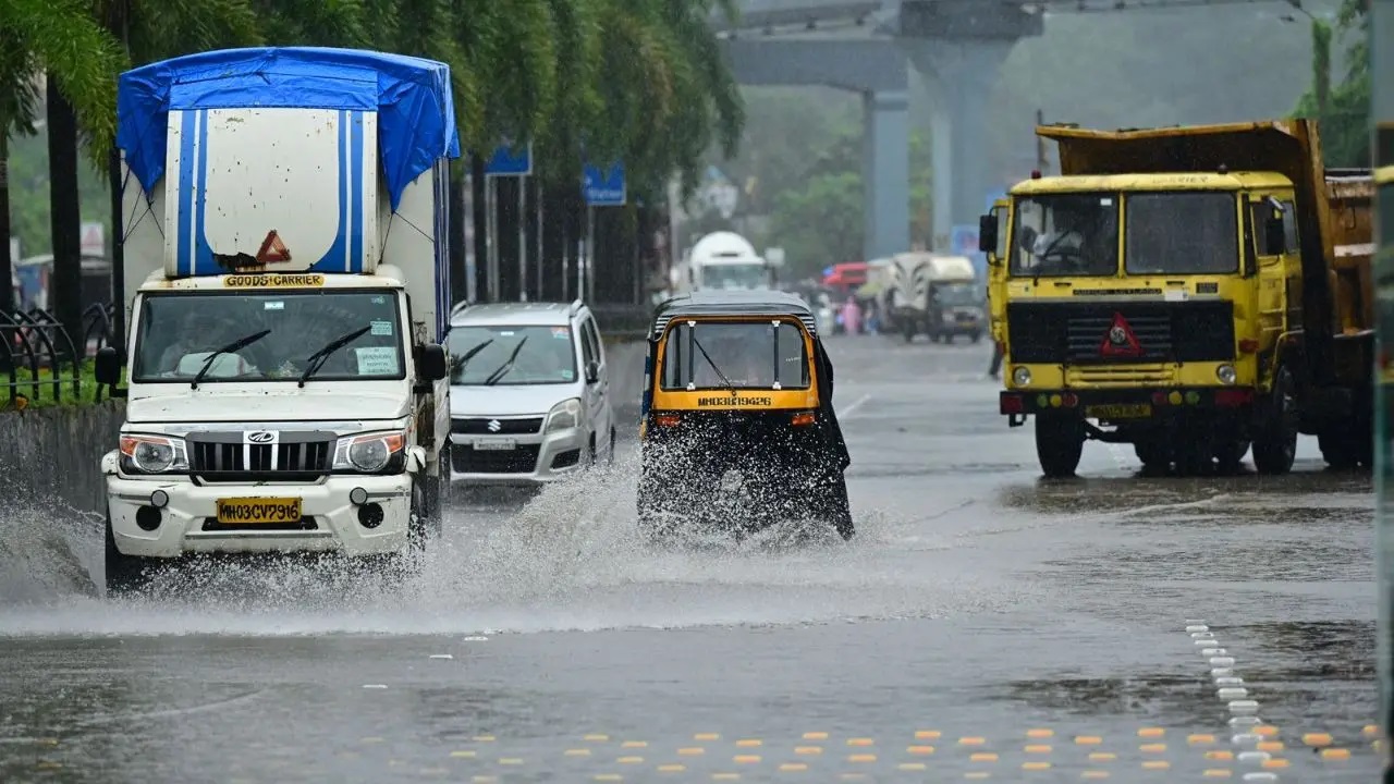 आईएमडी ने कहा कि मुंबई, मुंबई उपनगर, ठाणे, रायगढ़, पुणे के घाट क्षेत्रों में अलग-अलग स्थानों पर बहुत तीव्र बारिश की संभावना है.