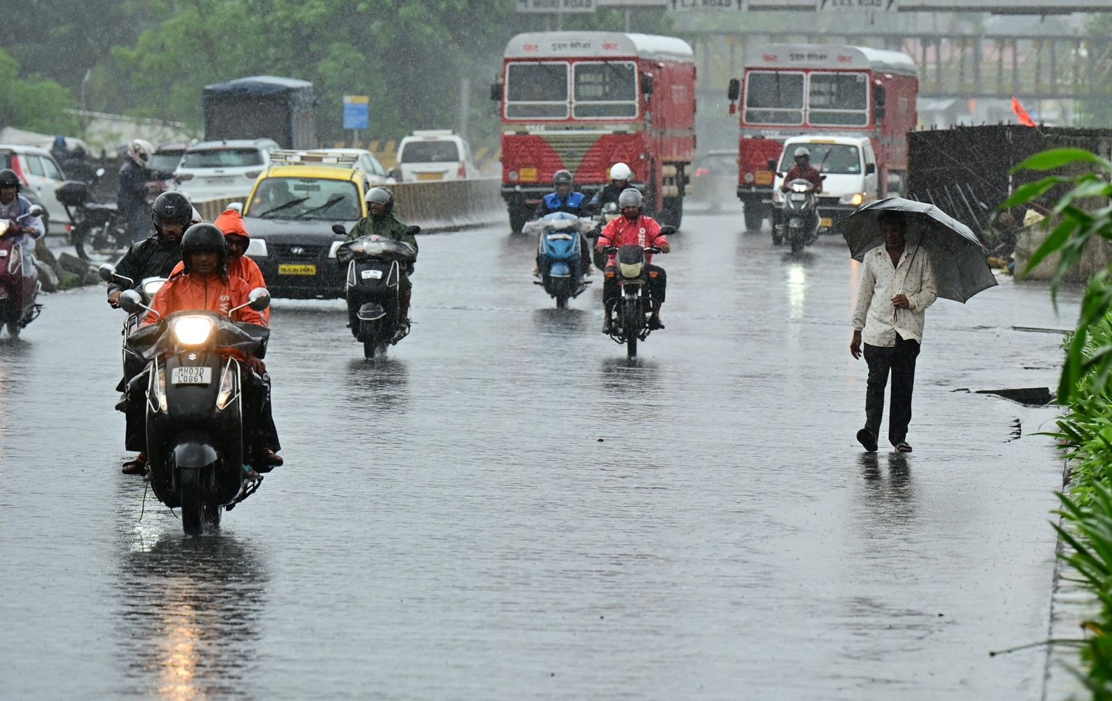 बारिश के कारण ट्रैफिक प्रभावित हुआ. लोग बाहर तो निकले लेकिन मुंबईकरों की रफ्तार थोड़ी थमी दिखी.