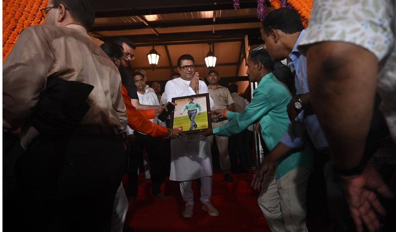 बता दें, महाराष्ट्र में आगामी विधानसभा चुनाव के मद्देनजर राज ठाकरे ने मुंबई में महाराष्ट्र नवनिर्माण सेना (MNS) की एक अहम बैठक की थी. साथ ही कार्यकर्ताओं को चुनाव को देखते हुए काम करने का आदेश दिया गया है. 