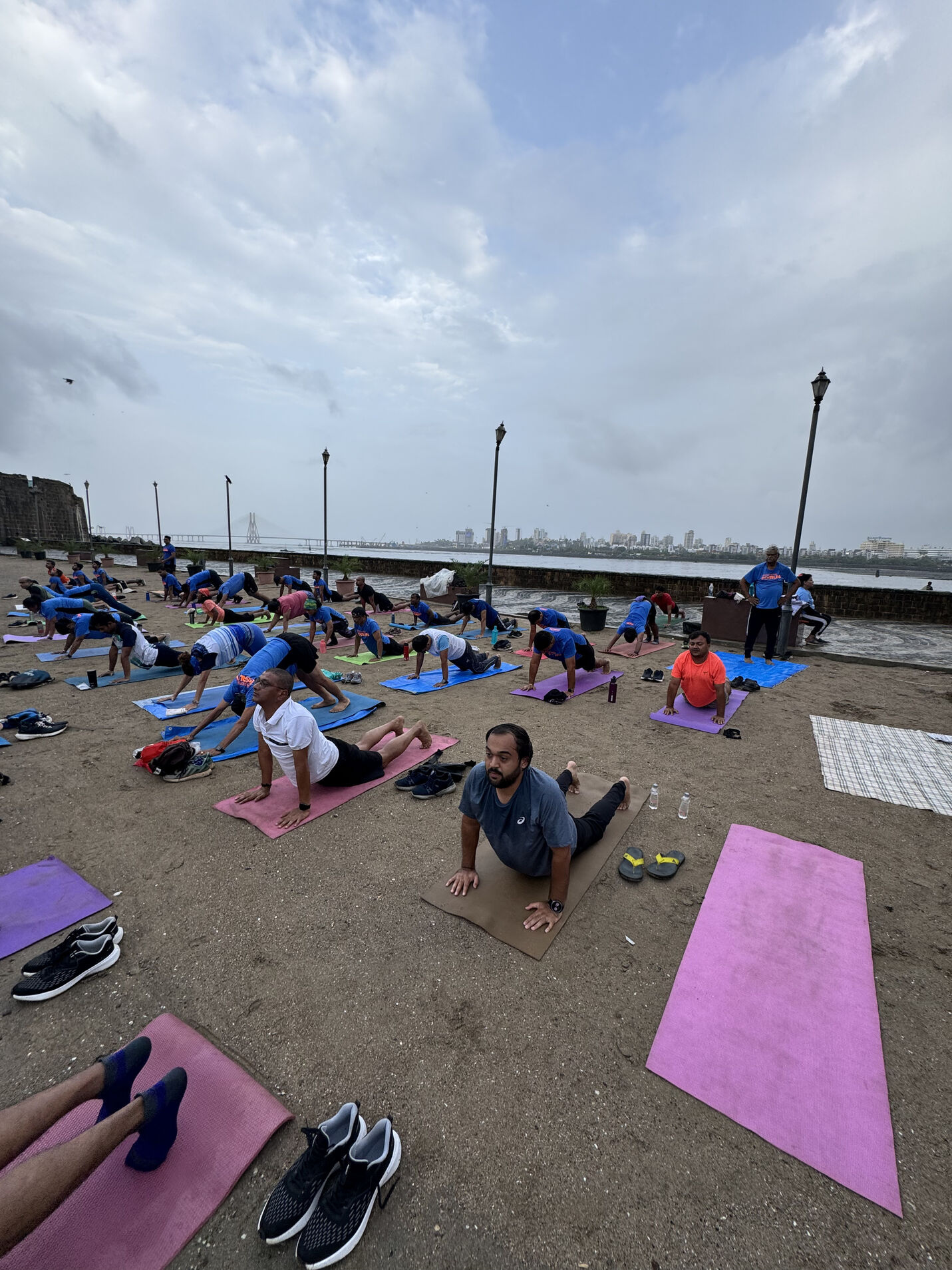 बता दें, सूर्य नमस्कार शारीरिक और मानसिक स्वास्थ्य को सुधारने में सहायक होता है और योगीय जीवनशैली को प्रोत्साहित करता है. 