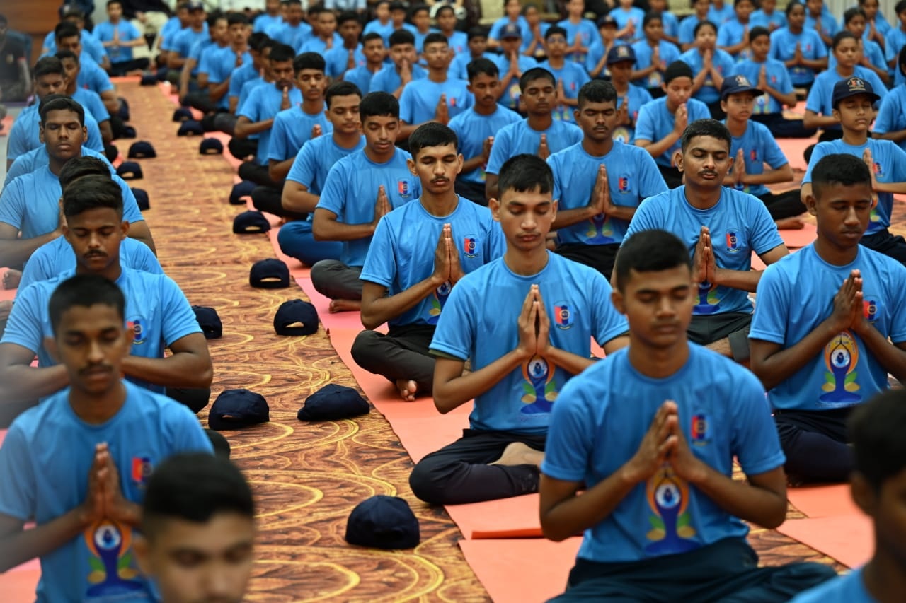 सैकड़ों की संख्या में मौजूद छात्रों का एक साथ किया गया योग वाकई पॉजिटिव एनर्जी देने वाला था.