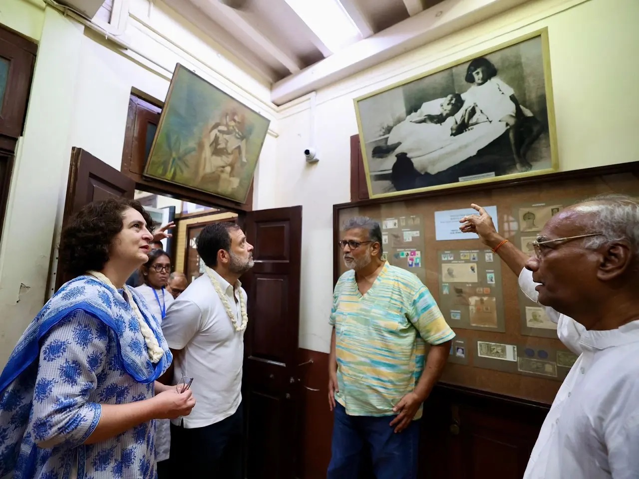 राहुल गांधी मुंबई में महात्मा गांधी के घर मणि भवन से अगस्त क्रांति मैदान तक `न्याय संकल्प पदयात्रा` निकालने के बाद यहां एक हॉल में एक सभा को संबोधित कर रहे थे, जहां 1942 में भारत के स्वतंत्रता संग्राम के दौरान भारत छोड़ो आंदोलन शुरू हुआ था.
