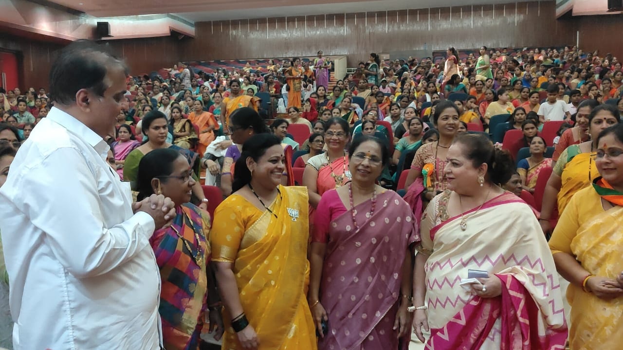 अंतर्राष्ट्रीय महिला दिवस हर साल 8 मार्च को मनाया जाता है. इसी को ध्यान में रखते हुए बीजेपी नेता कुमार आयलानी ने उल्हासनगर में `शक्ति वंदन अभियान` कार्यक्रम का आयोजन किया था.