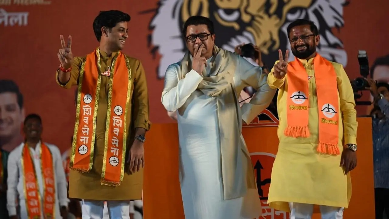 लोकसभा चुनाव 2024 के लिए श्रीकांत शिंदे के नामांकन की घोषणा पहले महाराष्ट्र के उपमुख्यमंत्री देवेंद्र फड़नवीस ने की थी, जो सत्तारूढ़ `महायुति` गठबंधन का प्रतिनिधित्व करते हैं, जिसमें शिवसेना, भारतीय जनता पार्टी (भाजपा) और अजीत पवार के नेतृत्व वाली राष्ट्रवादी कांग्रेस पार्टी (एनसीपी) शामिल हैं.