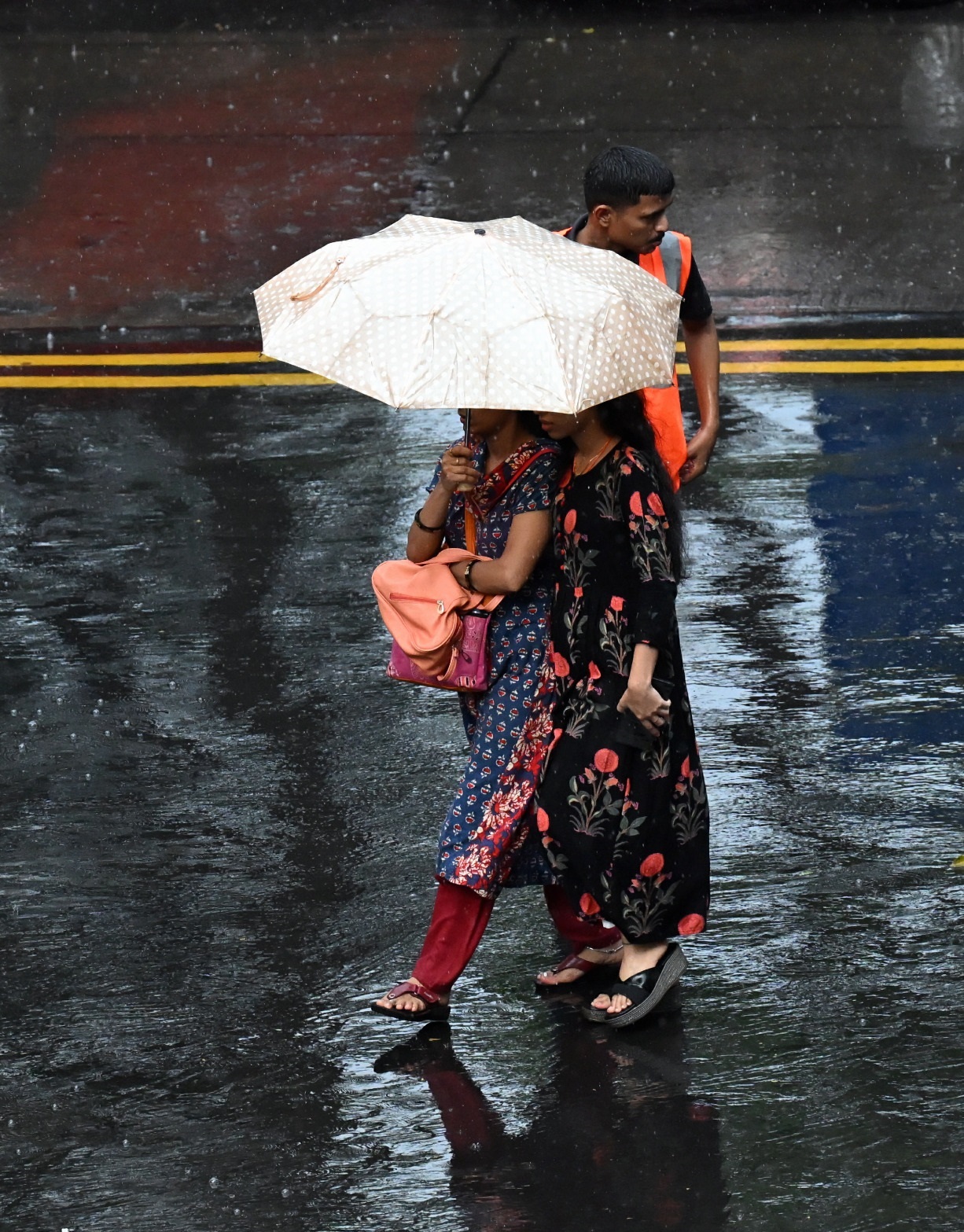 मुंबई में मौसम की करवट को जानने वाली महिलाएं बारिश में छाता लेकर निकली थीं.