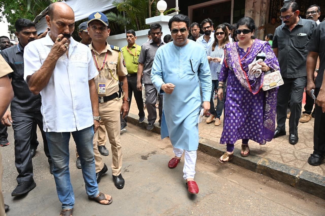 मनसे प्रमुख राज ठाकरे ने भी अपना मतदान किया. वह अपनी पत्नी शर्मिला ठाकरे के साथ मतदान करने पहुंचे थे.  (फोटो/अतुल कांबले)
