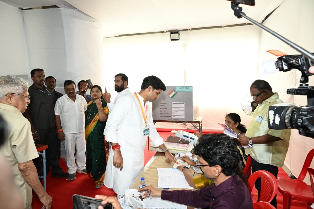 डोंबिवली-कल्याण लोकसभा सीट से उम्मीदवार श्रीकांत शिंदे की मतदान के बाद फोटो वायरल हो रही है.