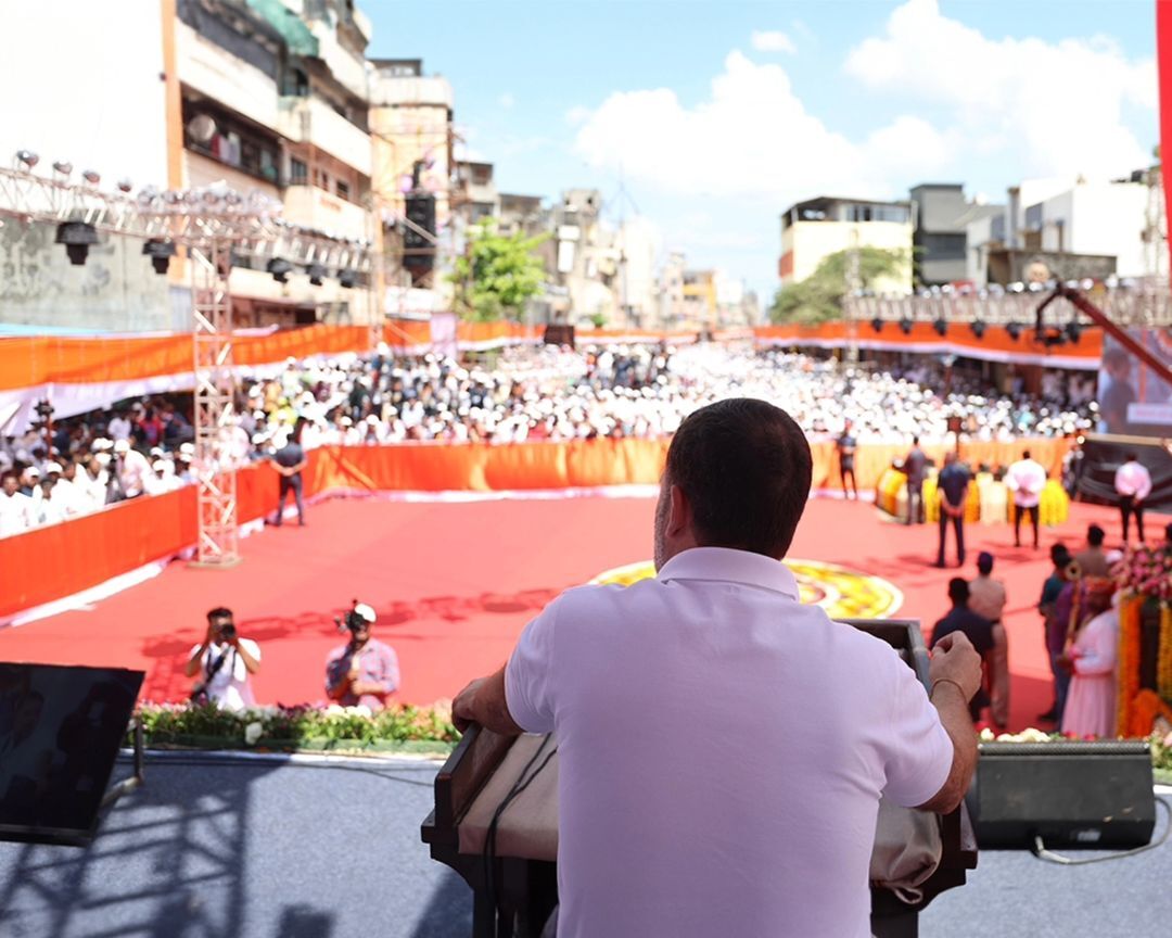 राहुल गांधी ने इसे सत्तारूढ़ दल के गलत इरादों का प्रतीक बताया और कहा कि अगर कोई छत्रपति शिवाजी महाराज की प्रतिमा बनाता है, तो उसे उनके आदर्शों पर भी चलना चाहिए.