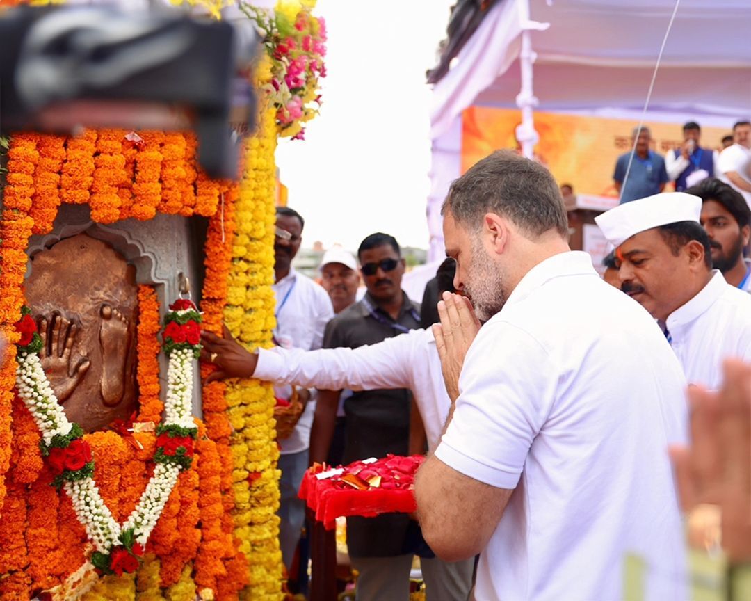 राहुल गांधी ने भाजपा सरकार पर तीखा हमला करते हुए कहा कि देश में संविधान और लोकतांत्रिक संस्थानों को कमजोर किया जा रहा है. उन्होंने भाजपा पर कटाक्ष करते हुए कहा कि छत्रपति शिवाजी महाराज के सिद्धांतों का पालन किए बिना उनके सामने झुकने का कोई फायदा नहीं है. 