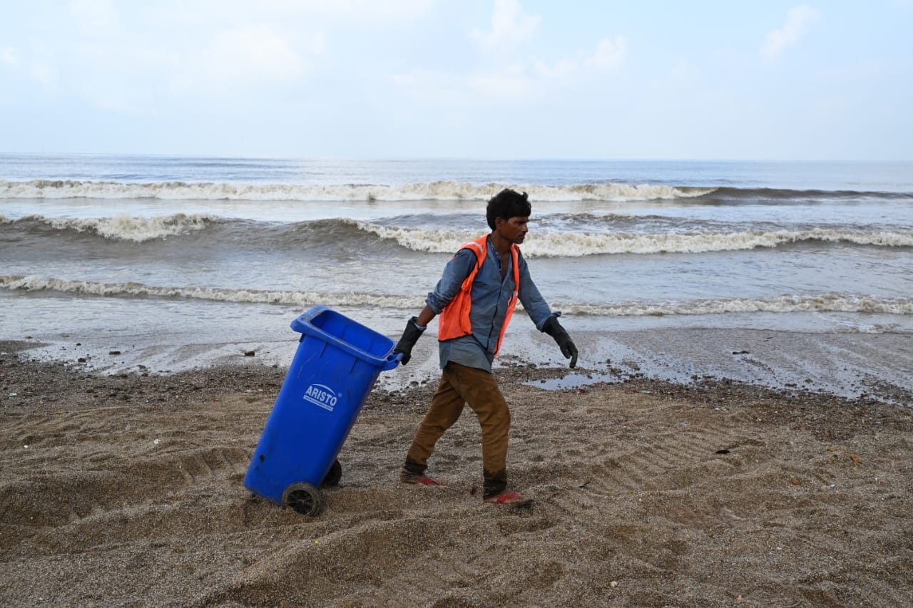 विसर्जन के बाद तटीय क्षेत्रों में जमा कचरा समुद्री जीवन और पर्यावरण को गंभीर नुकसान पहुंचा सकता है. 