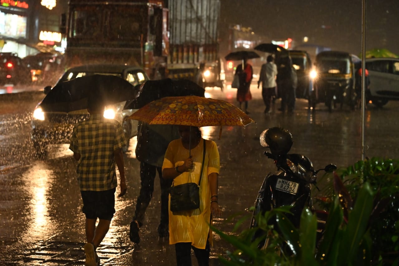 गुरुवार को दिन के समय बारिश हल्की थी और रिमझिम फुहारों ने लोगों को राहत दी, लेकिन रात होते ही मौसम ने करवट बदली और बारिश ने जोर पकड़ लिया.