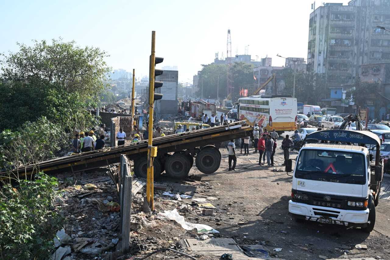 घटनास्थल पर पहुंचे स्थानीय निवासियों ने बताया कि हादसे के समय यह क्षेत्र अपेक्षाकृत खाली था, जिससे कोई भी व्यक्ति गंभीर रूप से घायल नहीं हुआ. हालांकि, खड़े वाहनों और नहर में गिरे वाहनों को भारी क्षति पहुंची है.