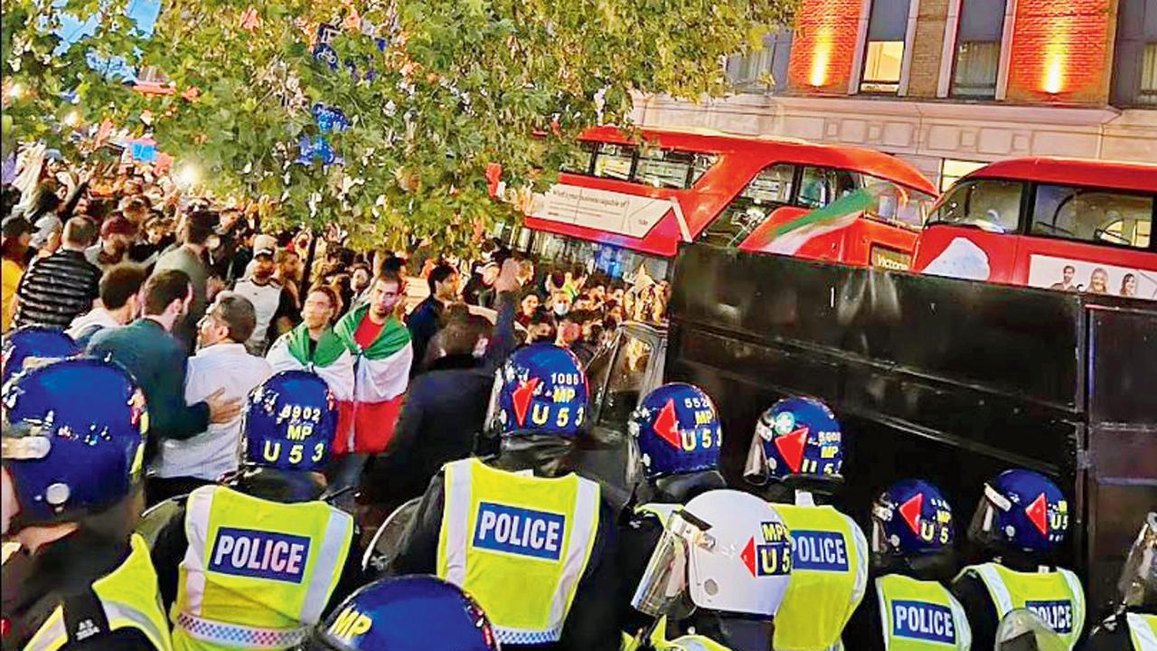 લંડનમાં રવિવારે ઈરાનની એમ્બેસીની સાવ નજીક પોલીસ અને પ્રદર્શનકર્તાઓ વચ્ચે અથડામણ થઈ હતી