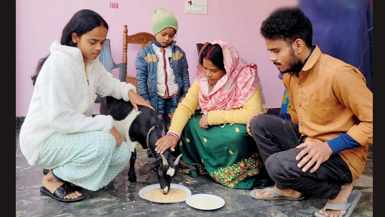 બકરીનો જન્મદિવસ ઉજવતો પરિવાર