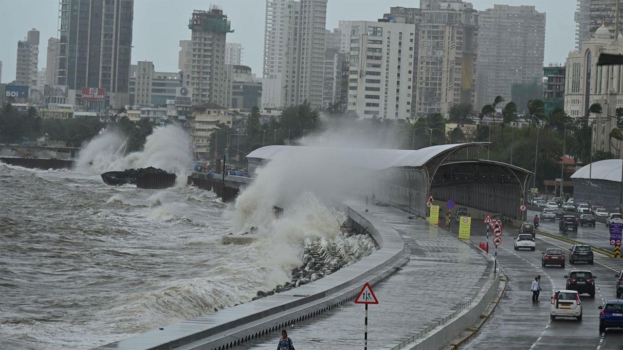 મુંબઈમાં કંઈક આ રીતે વરસ્યો વરસાદ: દરિયામાં ઉછળ્યા તોફાની મોજા, જુઓ તસવીરો