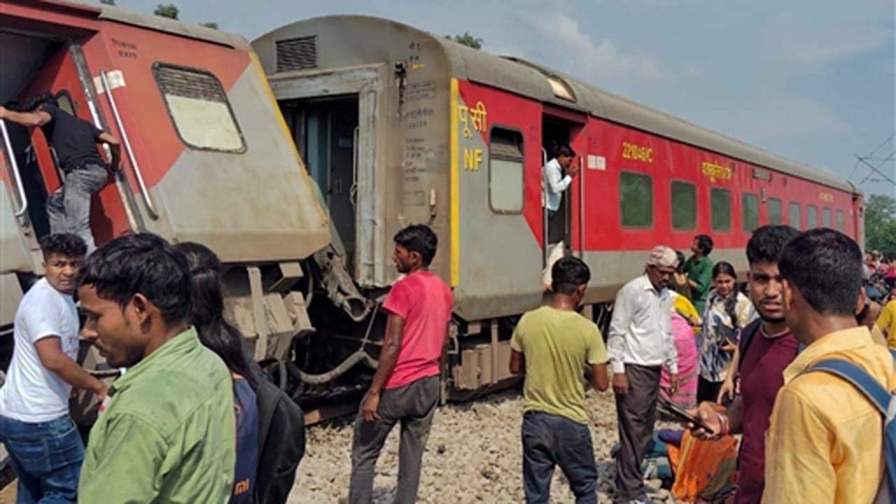 UP Train Accident: પાટા પરથી ઉતર્યા ચંદીગઢ એક્સપ્રેસના 10 ડબ્બા, જુઓ તસવીરો