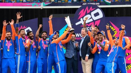 ટ્રોફી લીધા બાદ ઇન્ડિયન ક્રિકેટ ટીમે સેલિબ્રેશન કર્યું હતું (તસવીર સૌજન્ય: ICC)