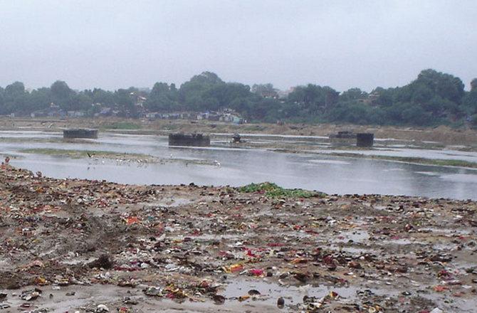 સુકાઈ સાબરમતી નદી