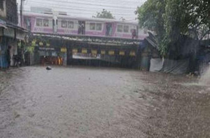 મુંબઈમાં ભારે વરસાદના કારણે ઓરેન્જ એલર્ટ જાહેર, સ્કૂલ-કોલેજ બંધ
